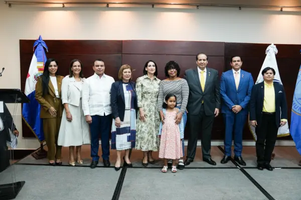 Ministro de Salud, Víctor Atallah junto autoridades del sector salud al concluir el acto por el Día Internacional del Cáncer Infantil.