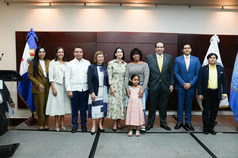 Ministro de Salud, Víctor Atallah junto autoridades del sector salud al concluir el acto por el Día Internacional del Cáncer Infantil.