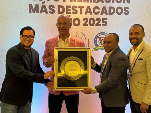 Moisés Alou es premiado por William Aish, Baudlio Jimenez y Bienvenido Carmona Jr