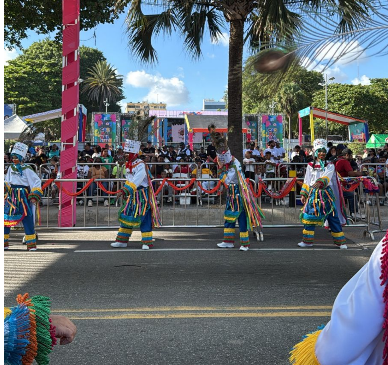 Música, color y comparsas prometen una tarde llena de emociones.