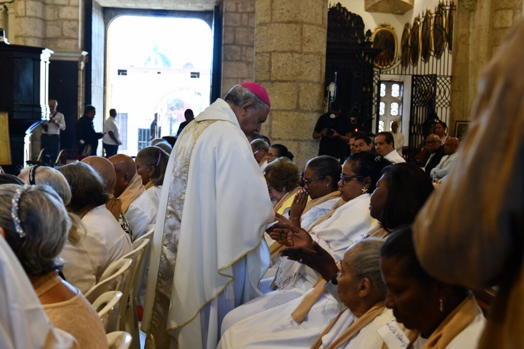 Auxiliary bishop, José Amable Durán, when he was anointing the sick.