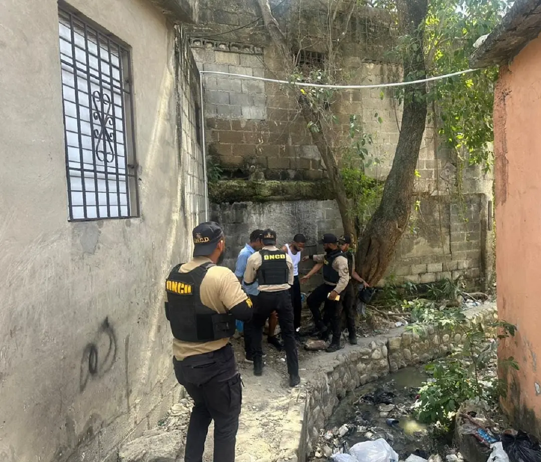 DNCD arresta a dos microtraficantes con más de 1,500 gramos de cocaína, marihuana y crack en Sabana Perdida