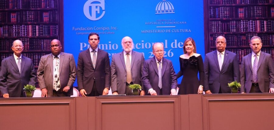 El escritor Pedro Vergés, centro, recibió anoche el Premio Nacional de Literatura 2026, que otorgan cada año el Gobierno y la Fundación Corripio.