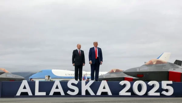 El presidente de EE.UU., Donald Trump (d) y el líder ruso, Vladimir Putin, el pasado mes de agosto en Anchorage, Alaska.