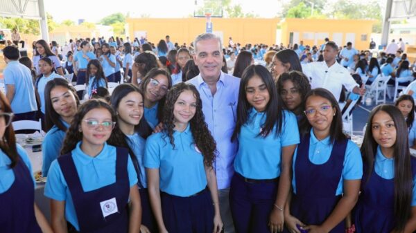 Presidente Abinader acompañado de estudiantes