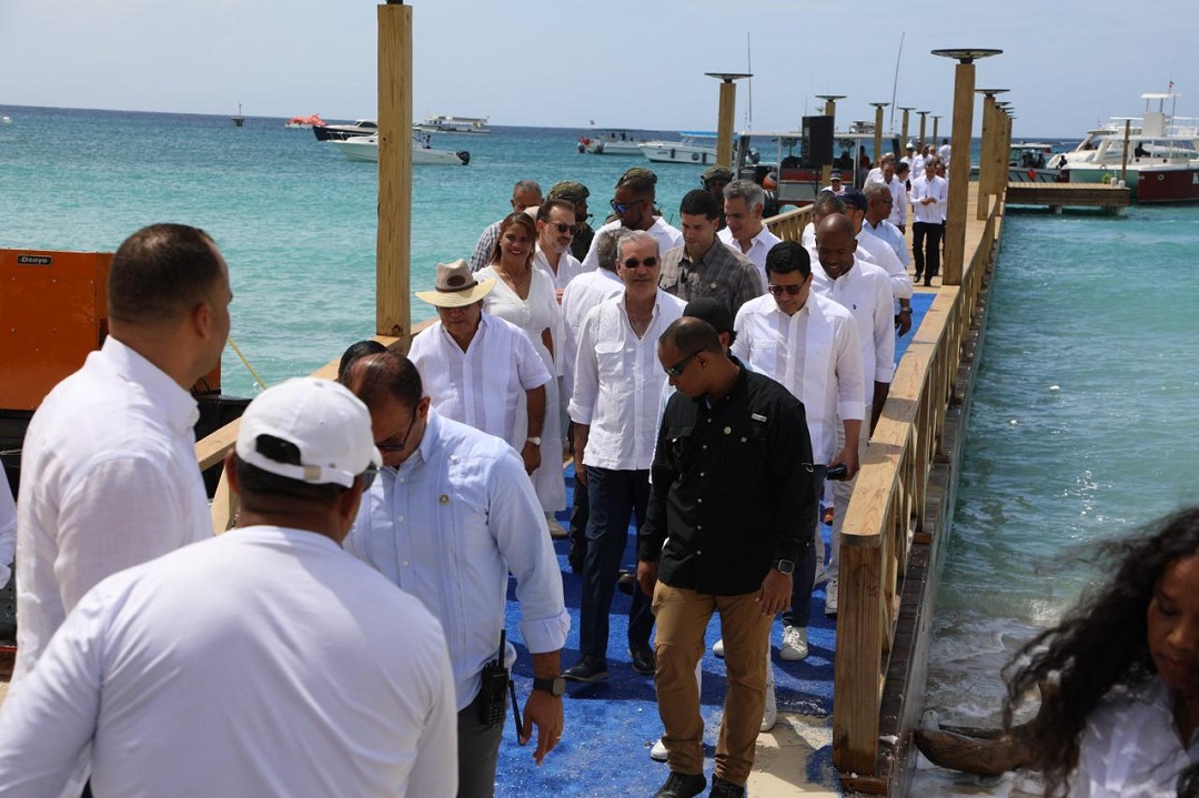 Presidente Abinader inaugura muelle turístico en Isla Catalina y da inicio a la construcción de un club de playa