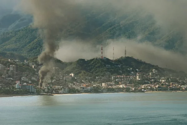 Fotografía aérea del 22 de febrero de 2026 donde se ve una columna de humo tras las reacciones violentas por el abatimiento de alias El Mencho, líder del Cártel Jalisco Nueva Generación, en Puerto Vallarta (México).