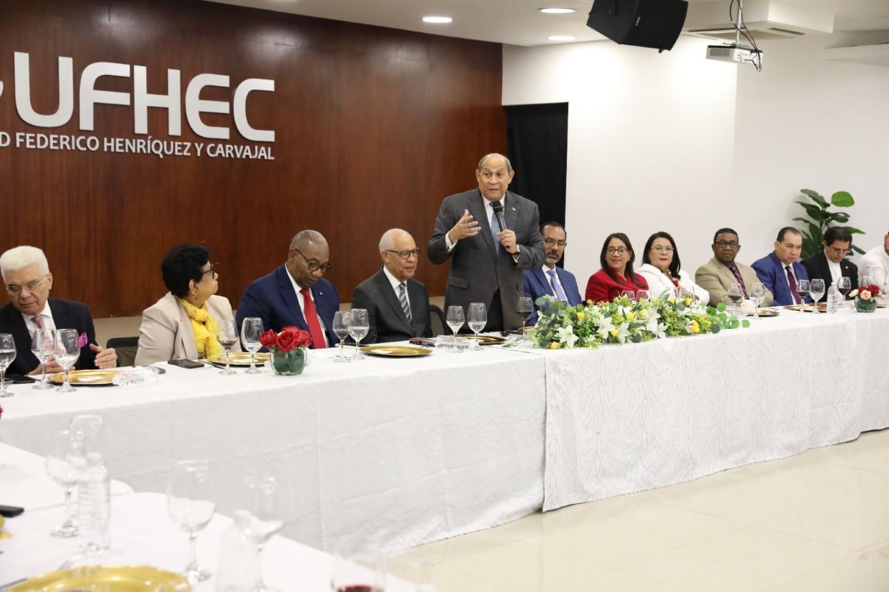 Santos Badía plantea transformación estructural del Sistema Nacional de Educación ante rectores