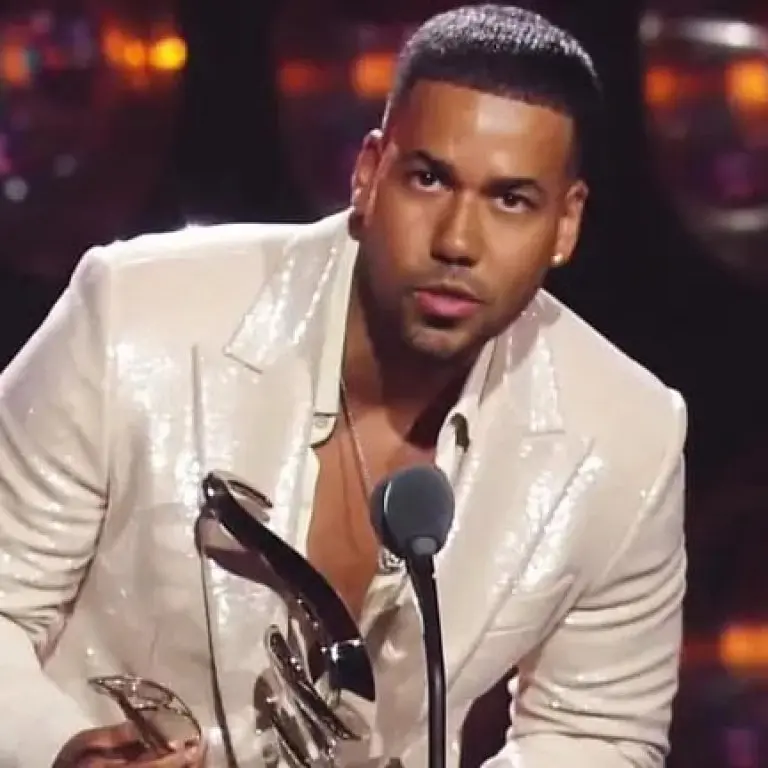 Romeo Santos gana en Premios Lo Nuestro y alza su voz en defensa de los inmigrantes