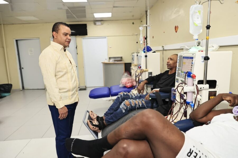 Director del SNS, Julio Landrón supervisó el funcionamiento de las áreas de diálisis en el Hospital Francisco Moscoso Puello y otros servicios especializados. Fuente externa.