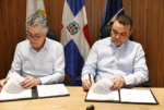 El doctor Julio Ladrón y Roberto Santana Sánchez firmando un convenio de colaboración interinstitucional.