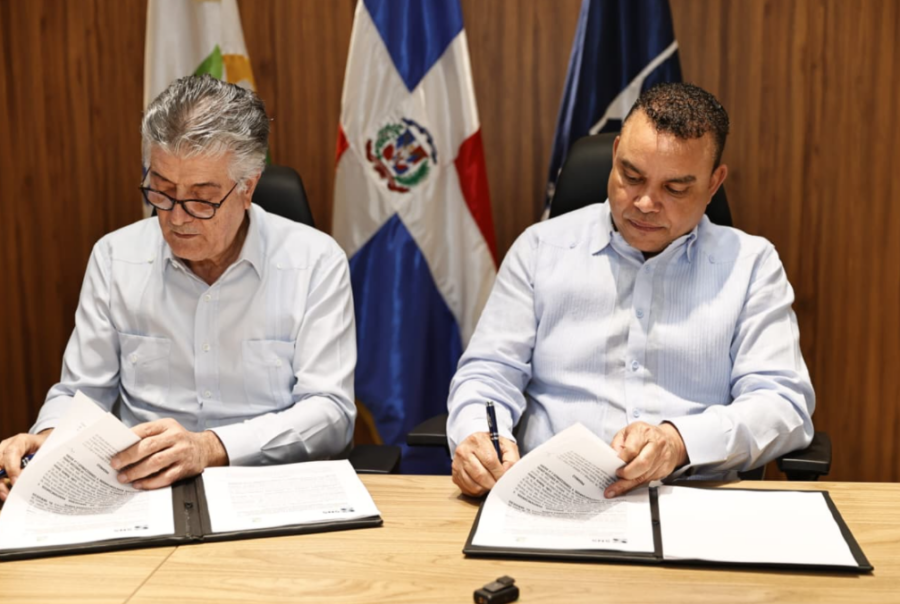 El doctor Julio Ladrón y Roberto Santana Sánchez firmando un convenio de colaboración interinstitucional.