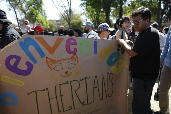 Un joven sostiene un cartel durante la primera reunión de Therians en Ciudad de México