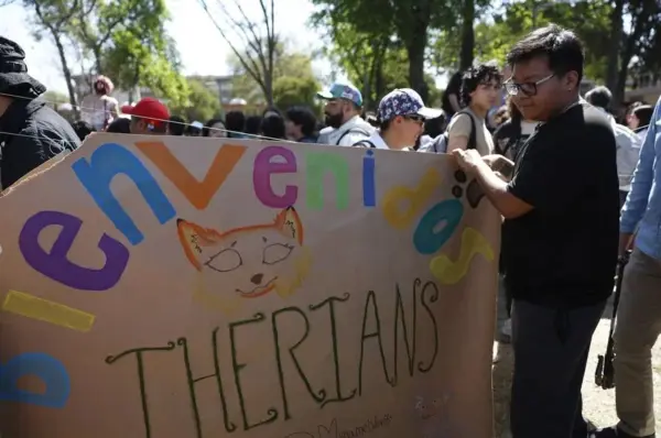 Un joven sostiene un cartel durante la primera reunión de Therians en Ciudad de México