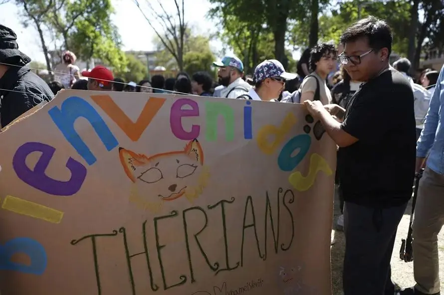 Un joven sostiene un cartel durante la primera reunión de Therians en Ciudad de México