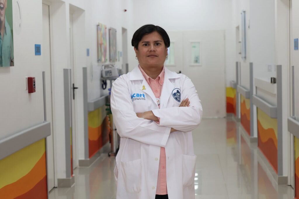 Wendy Gómez, encargada de la Unidad Oncopediátrica del Incart, explica que lugar a aumentado productividad en más de 250%. Alexis Monegro