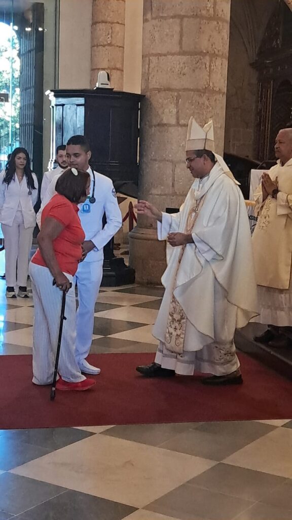 Arzobispo coadjutor ungiendo a una persona enferma. Guillermo Burgos.