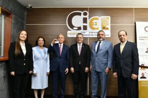 Danilo Medina junto al pleno de la JCE