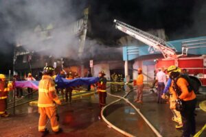 Bomberos sofocan el incendio. Foto: Francisco Francisco.