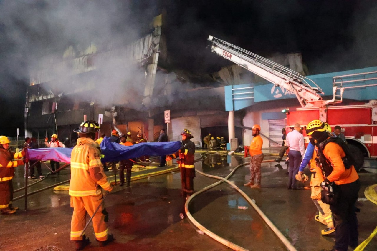 No hubo heridos en incendio registrado en tienda L&R Comercial en Villa Mella