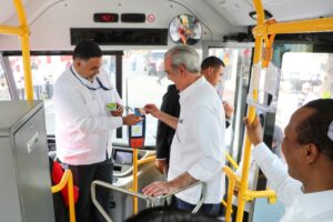 Presidente Abinader aborda uno de los autobuses del nuevo corredor que operará con 68 vehículos con capacidad para 90 pasajeros cada uno, en horario de 5:00 de la mañana a 11:00 de la noche