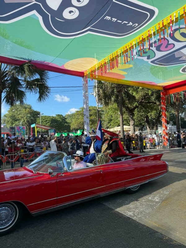 Más de 70 comparsas desfilan, mostrando creatividad, ritmo y folclore a lo largo de un tramo de la avenida George Washington