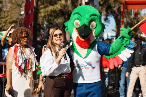 Alcaldesa destaca apoyo familiar durante el carnaval del Distrito Nacional.
