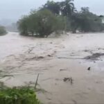 Lluvias torrenciales desbordan ríos y provocan inundaciones en Puerto Plata; suspenden desfile en honor a Mella