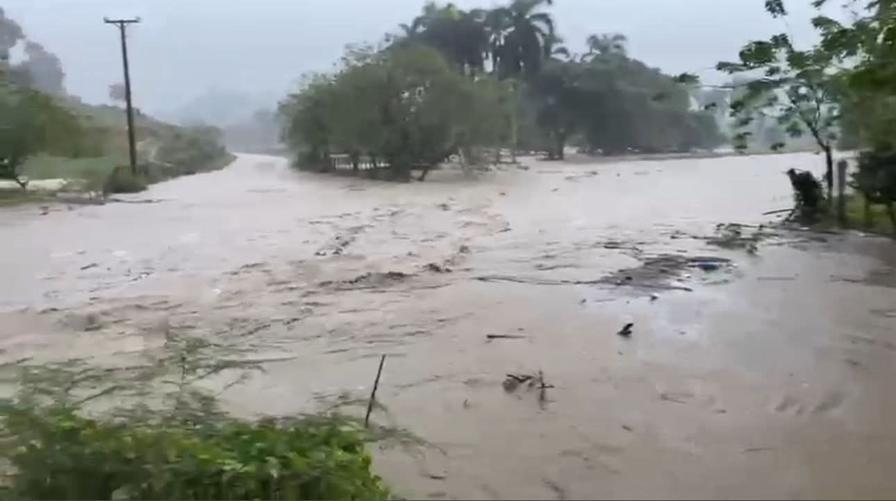 Lluvias torrenciales desbordan ríos y provocan inundaciones en Puerto Plata; suspenden desfile en honor a Mella