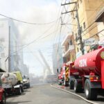 Humo y mercancía complican labores en incendio de tienda Garrido en la avenida Duarte