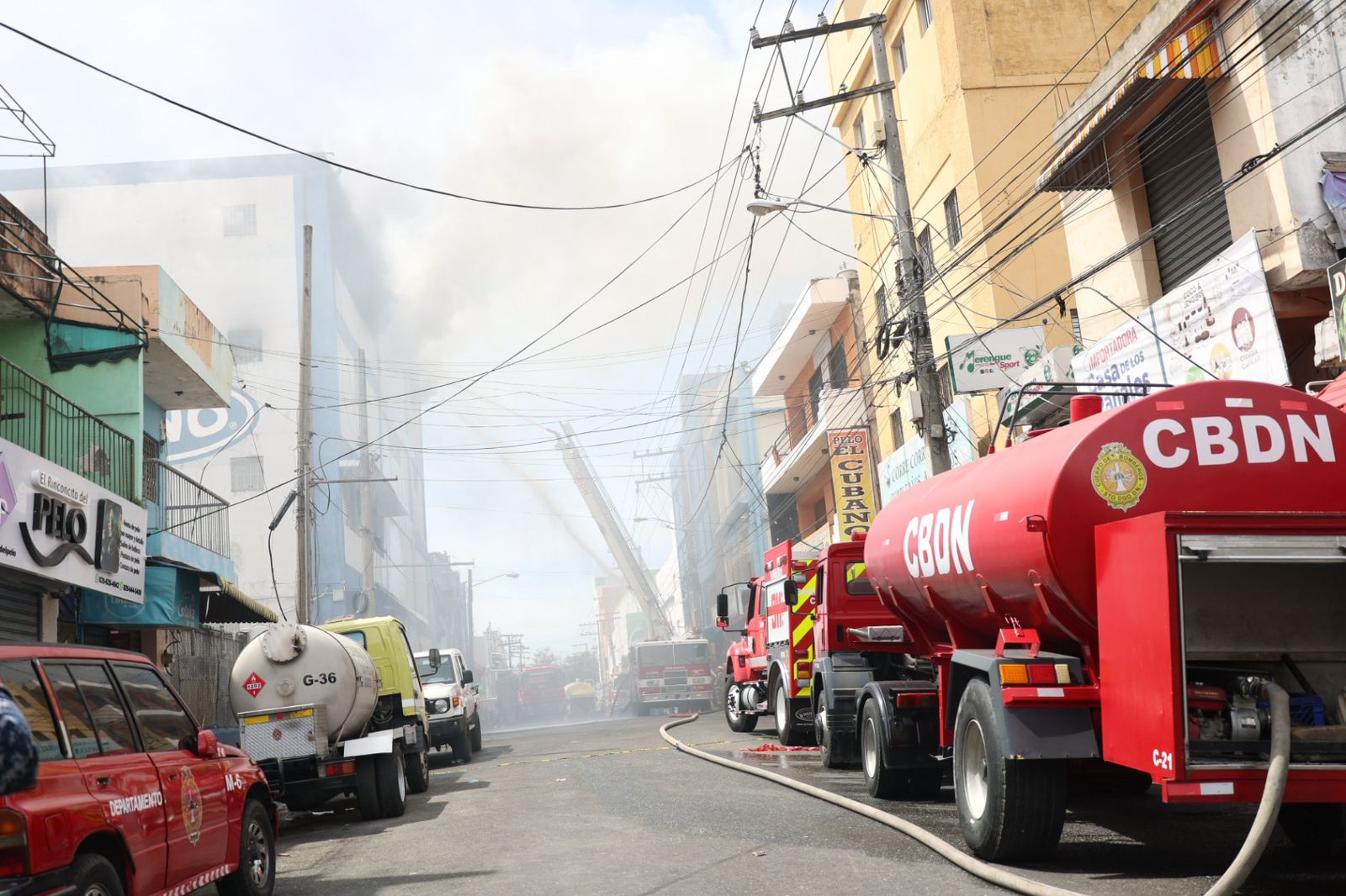 Humo y mercancía complican labores en incendio de tienda Garrido en la avenida Duarte
