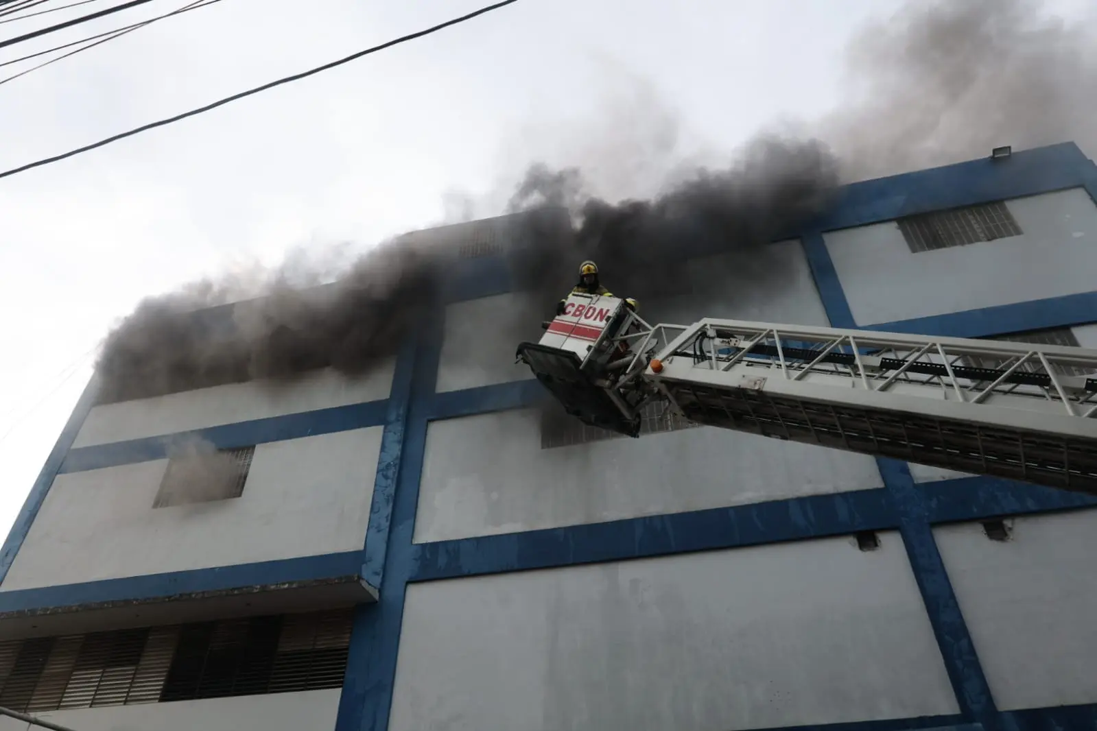 Se incendia tienda Garrido de la avenida Duarte