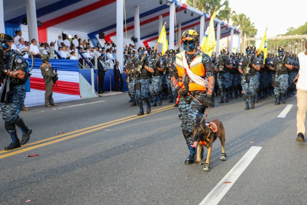 Unidades canidas dicen presente en el desfile.