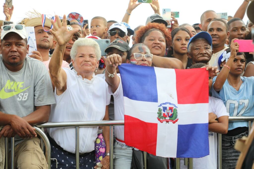 Dominicanos exiben con orgullo bandera nacional