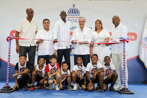 Abinader entrega techado en La Romana