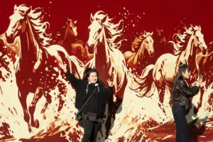 Unas mujeres posan ante un mural de caballos, hoy en Pekín.