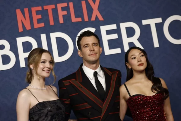 Los actores Luke Thompson (c), Yerin Ha (d) y Claudia Jessie a su llegada el estreno de la segunda parte de la cuarta temporada de la serie Los Bridgerton.