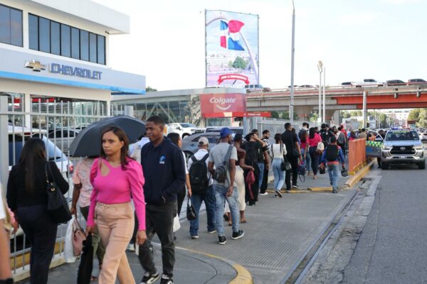 Largas filas por avería de línea 2 del metro - fotos Chaimy Soriano