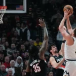 Nuggets rompen récord de puntos como visitantes y aplastan 157-103 a Trail Blazers