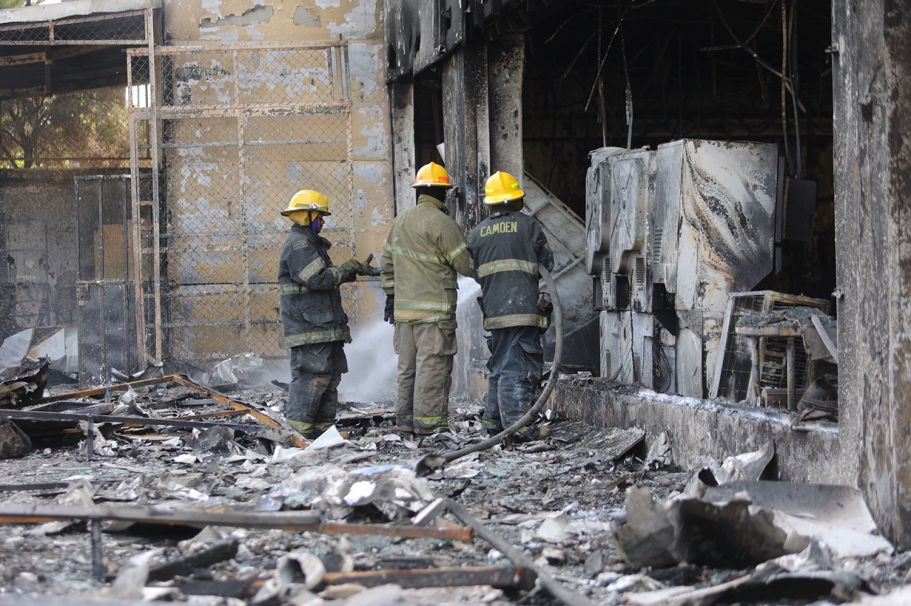 Entre escombros y pérdidas millonarias: así quedó L y R Comercial en ...