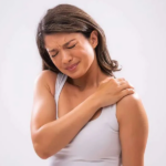Dolor y rigidez en la menopausia: qué es el hombro congelado y cómo reconocerlo