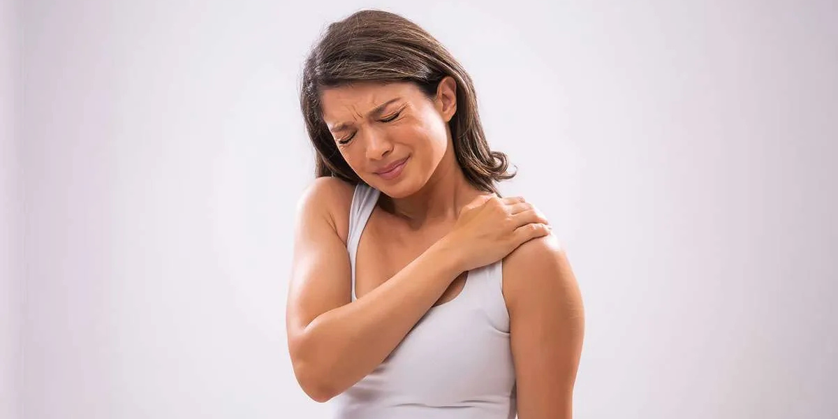 Dolor y rigidez en la menopausia: qué es el hombro congelado y cómo reconocerlo