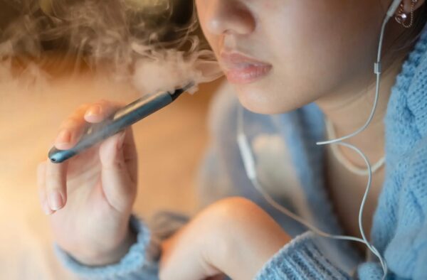 La presión de grupo ha convertido al váper en el boleto de entrada a círculos sociales.