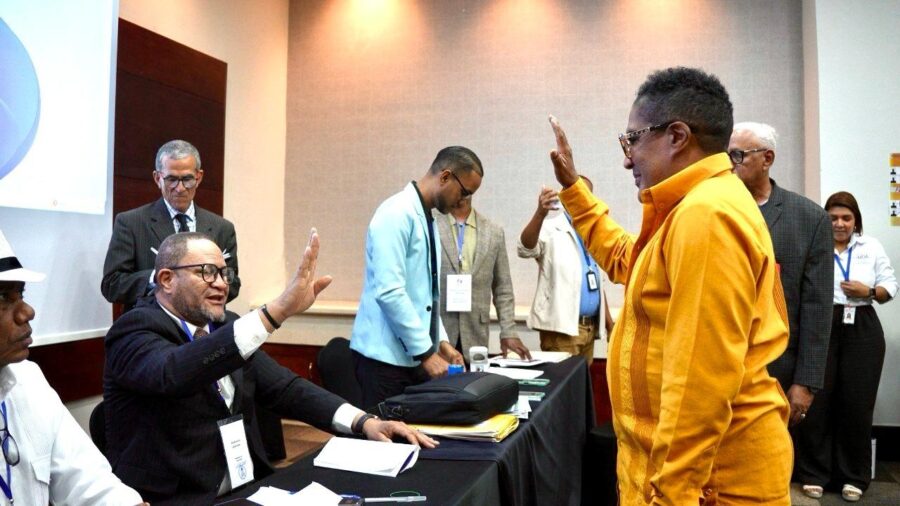 Kinito Méndez es juramentado