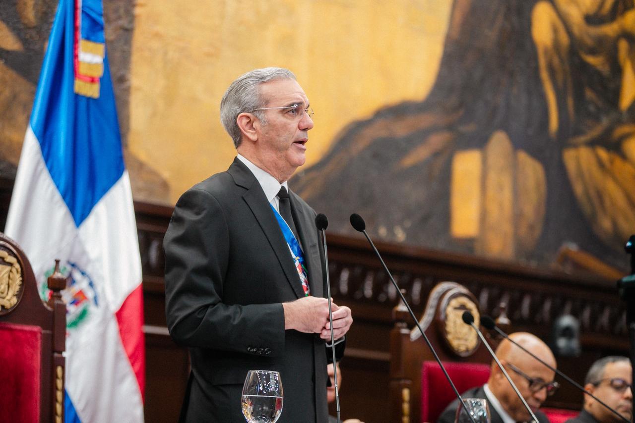 Sociedades médicas lanzan "flores y huevos"   al discurso de Abinader