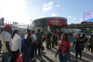 Largas filas por avería de línea 2 del metro – fotos Chaimy Soriano