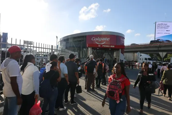 Largas filas por avería de línea 2 del metro – fotos Chaimy Soriano