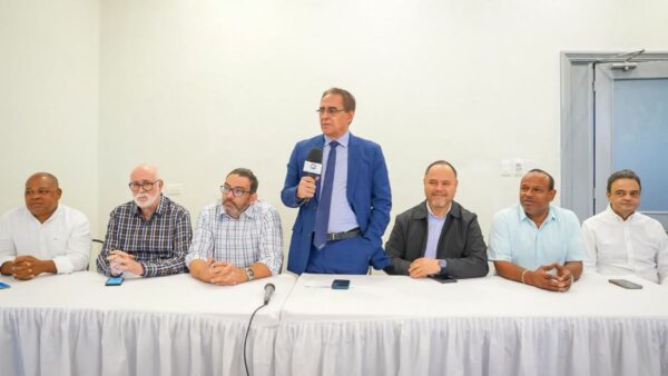 Rubén García habla a la prensa durante la actividad celebrada está mañana. Le acompañan, desde la izquierda, Willian Ozuna, Antonio Acosta, Francis Soto, Edwin Rodríguez, Gilberto García y José Manuel Ramos