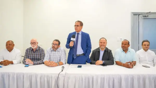 Rubén García habla a la prensa durante la actividad celebrada está mañana. Le acompañan, desde la izquierda, Willian Ozuna, Antonio Acosta, Francis Soto, Edwin Rodríguez, Gilberto García y José Manuel Ramos
