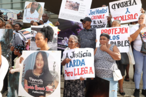 Familiares de las víctimas del siniestro de San Cristóbal, durante la protesta frente a la Procuraduría General de la República.